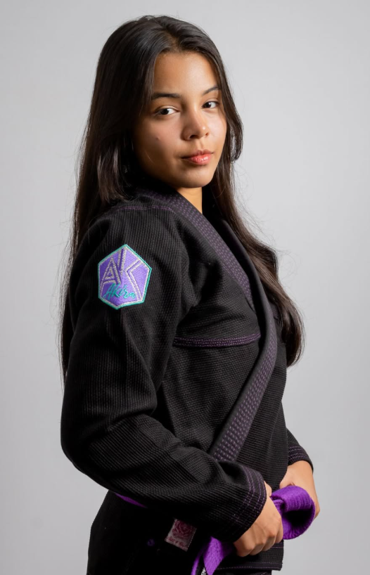 Victoria Menezes con kimono negro y cinturón morado